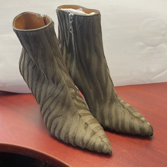 Beautiful looking - Picture 2 of 4